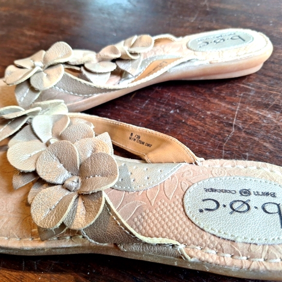 B.O.C. Tan Sandals with Floral Appliqué Size 8 - Picture 3 of 4
